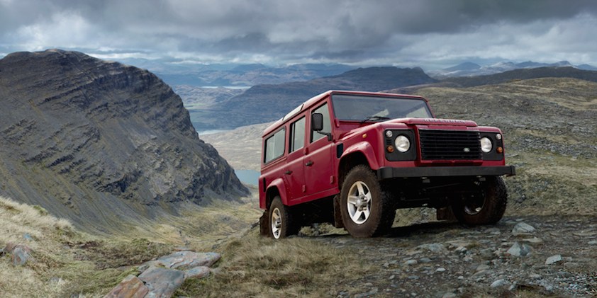 Land Rover Defender rot Gelände