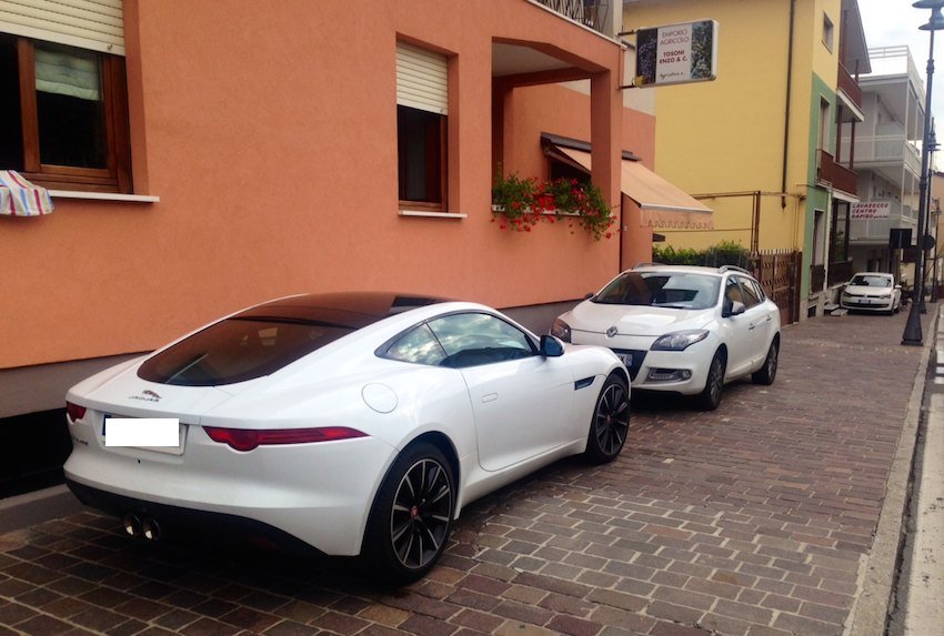 Jaguar F Type Coupe weiß in Italien