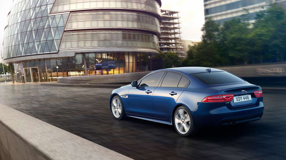 Jaguar XE blau hinten