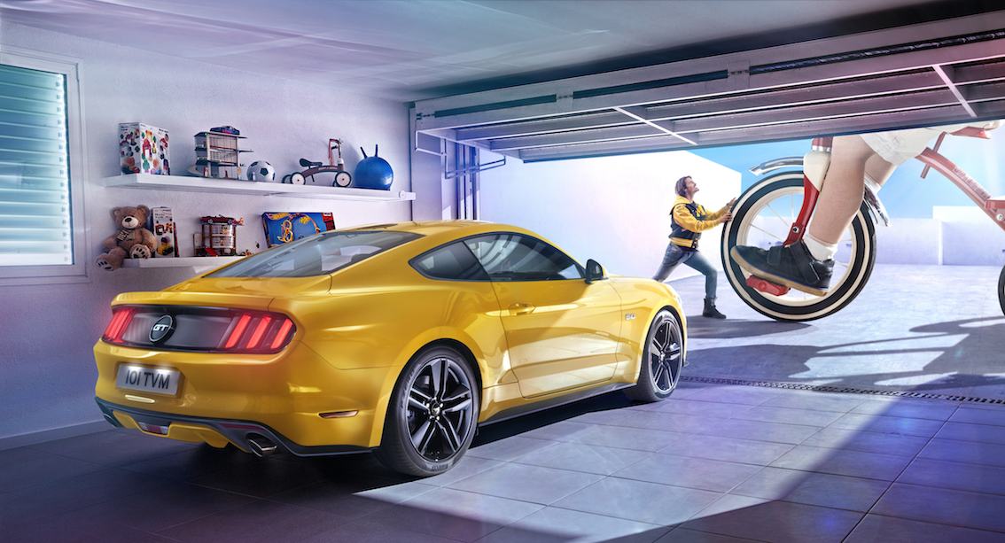 Ford Mustang 2015 gelb von hinten in Garage