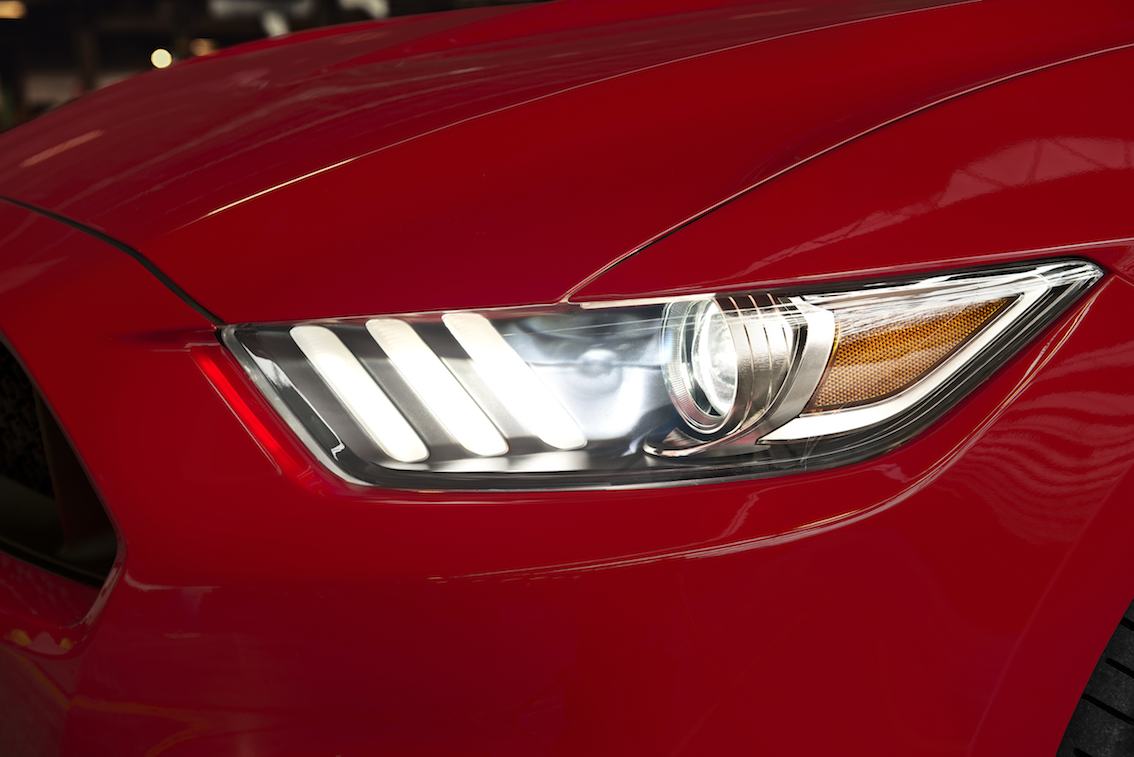 Ford Mustang 2015 rot Scheinwerfer