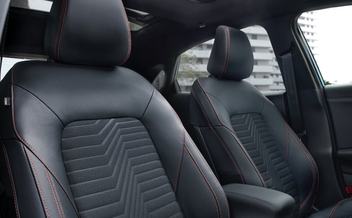 Ford Puma Sitze schwarz mit roten Ziernähten